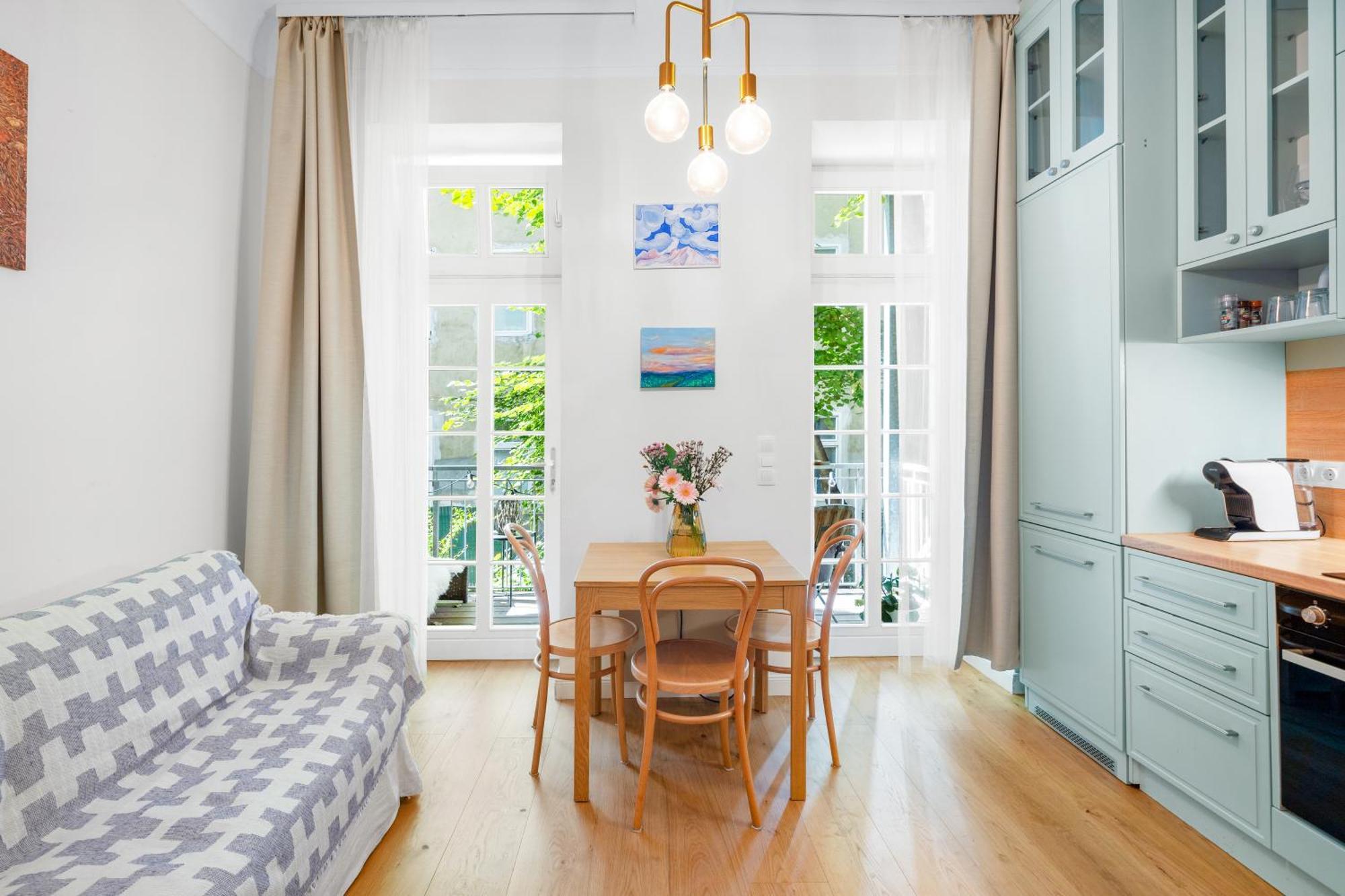 Central With Garden View Wenen