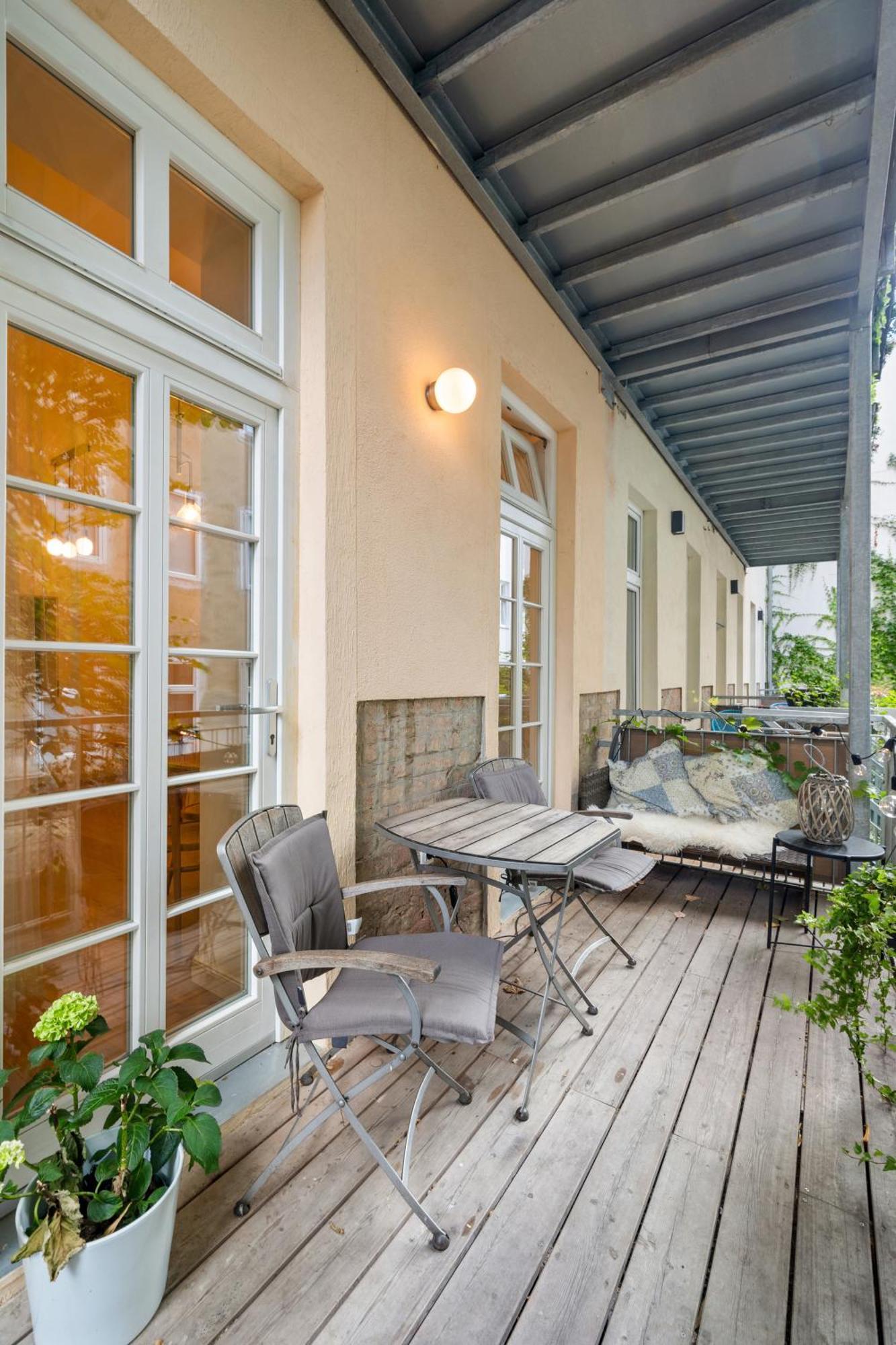 Central With Garden View Wenen